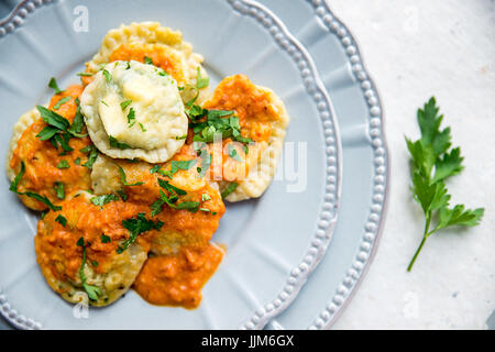 Hausgemachte Ravioli mit Spinat Stockfoto