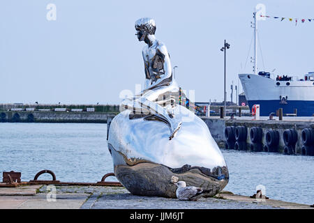 HELSINGØR, Dänemark - 30. April 2016: Die Skulptur gemacht Han, d.h. er von dänischen Künstlern Elmgreen und Dragset, aus poliertem Edelstahl, auf der o Stockfoto