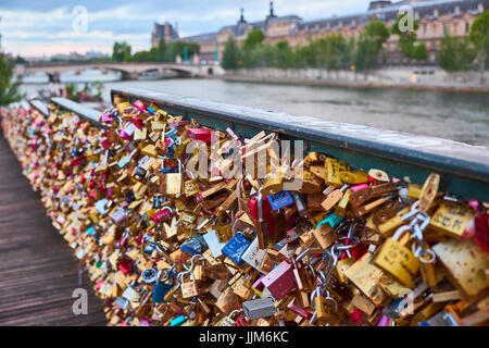 PARIS, Frankreich - 26. Juli 2015: Liebe Schlösser an einen Zaun auf der Zugangsrampe, der Pont des Arts über den Fluss Seine in Paris mit TEUR Stockfoto