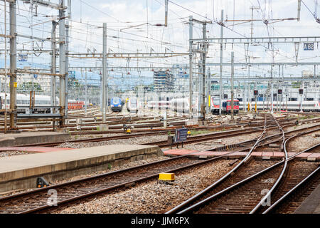 Rail Yard mit Zügen und Oberleitungen von Bahnhof Genève-Cornavin unter einem bewölkten Himmel. Genf, Schweiz. Stockfoto