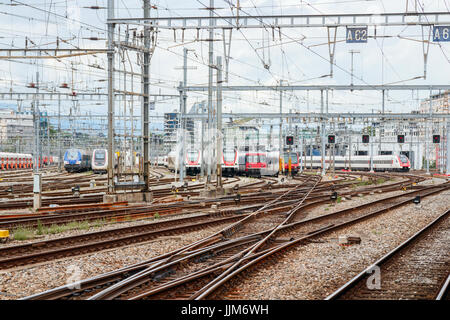 Rail Yard mit Zügen und Oberleitungen von Bahnhof Genève-Cornavin unter einem bewölkten Himmel. Genf, Schweiz. Stockfoto