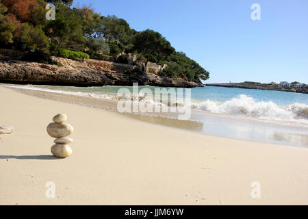 Sandstrand in einer Bucht Stockfoto