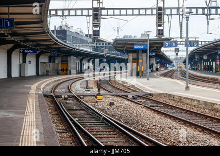 Plattformen und Eisenbahnen der Bahnhof Genève-Cornavin. Genf, Schweiz. Stockfoto