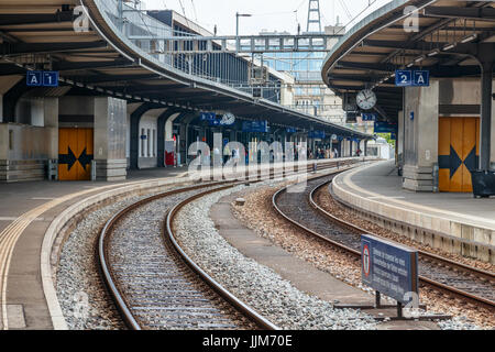 Plattformen und Eisenbahnen der Bahnhof Genève-Cornavin. Genf, Schweiz. Stockfoto