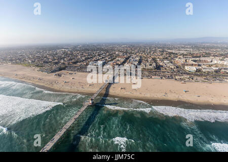 Luftaufnahme der Brandung am Huntington Beach Pier in Südkalifornien. Stockfoto