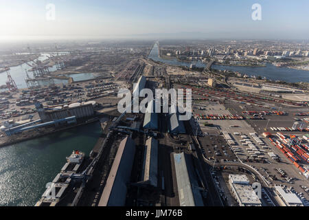 Long Beach, Kalifornien, USA - 10. Juli 2017: Luftaufnahme von Industriegebäuden Hafen von Long Beach in der Nähe von Los Angeles, Kalifornien. Stockfoto