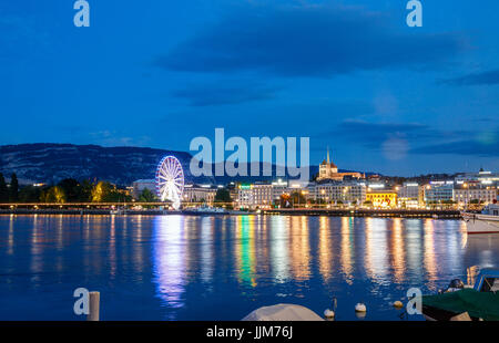 Blick auf die Rhone und die Altstadt mit dem St.-Petri Dom und ein Riesenrad am Ufer. Genf, Schweiz. Stockfoto