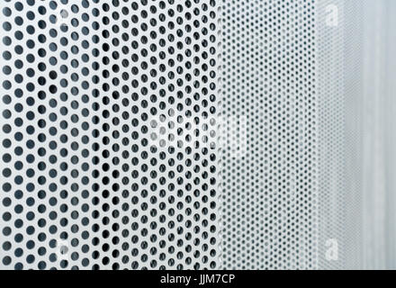 Grau Metall Hintergrund, runde perforiertes Metall Textur Stockfoto