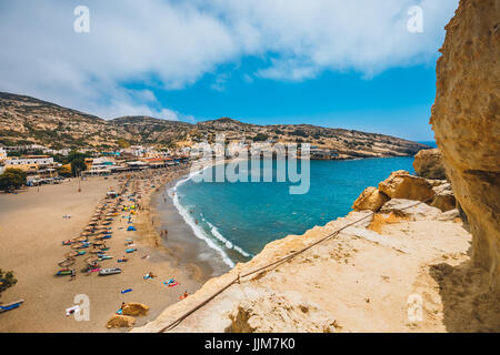 Panorama von Matala Strand und Höhlen auf den Felsen, Kreta, Griechenland Stockfoto