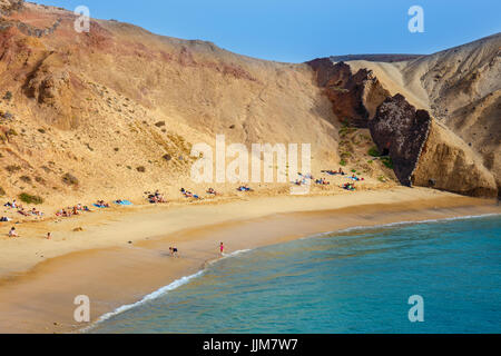 Lanzarote, Playa Blanca, 31. März 2017:Group der Menschen entspannen am Papagayo Strand auf der Insel Lanzarote, Spanien Stockfoto