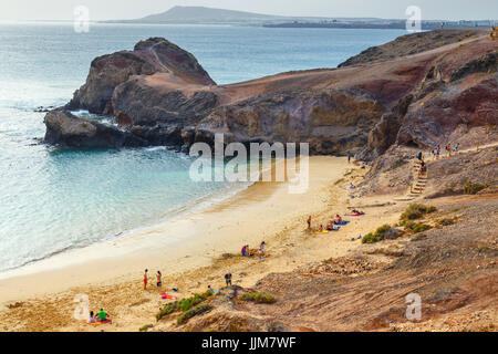 Lanzarote, Playa Blanca, 31. März 2017:Group der Menschen entspannen am Papagayo Strand auf der Insel Lanzarote, Spanien Stockfoto