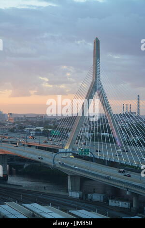 Ein Blick auf die Zakim Brücke in Boston, Massachusetts Stockfoto