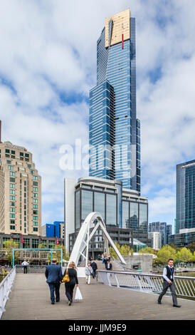 Australien, Victoria, Melbourne, Southbank Precinct, Blick auf die 297.3 m Eureka Tower, eines der höchsten Wohngebäude der Welt gesehen eine Stockfoto