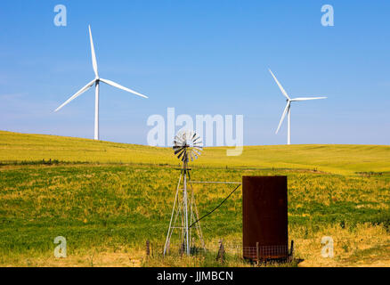 Alte und neue Windkraftanlagen Stockfoto