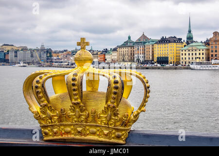 Goldene Krone auf Brücke Skeppsholmsbron. Stockholm, Schweden, Scandinavia Stockfoto