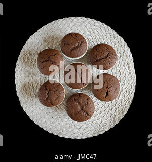 Hausgemachte Schokolade Muffins auf einem schwarzen Hintergrund Stockfoto