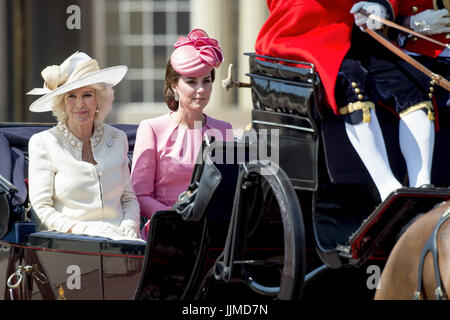 Trooping die Farbe: die Queen Geburtstag Parade Featuring: Camilla Parker Bowles Herzoginnen von Cornwall und Catherine Kate Duchess of Cambridge wo: London, Vereinigtes Königreich bei: 17. Juni 2017 Credit: WENN.com ** nur verfügbar für die Veröffentlichung in UK, USA, Deutschland, Österreich, Schweiz ** Stockfoto