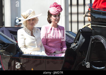 Trooping die Farbe: die Queen Geburtstag Parade Featuring: Camilla Parker Bowles Herzoginnen von Cornwall und Catherine Kate Duchess of Cambridge wo: London, Vereinigtes Königreich bei: 17. Juni 2017 Credit: WENN.com ** nur verfügbar für die Veröffentlichung in UK, USA, Deutschland, Österreich, Schweiz ** Stockfoto