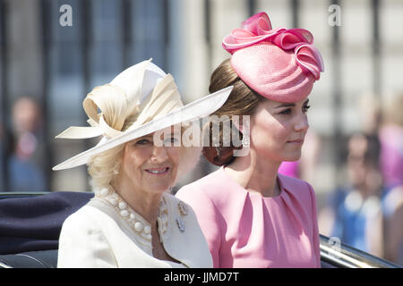 Trooping die Farbe: die Queen Geburtstag Parade Featuring: Camilla Parker Bowles Herzoginnen von Cornwall und Catherine Kate Duchess of Cambridge wo: London, Vereinigtes Königreich bei: 17. Juni 2017 Credit: WENN.com ** nur verfügbar für die Veröffentlichung in UK, USA, Deutschland, Österreich, Schweiz ** Stockfoto