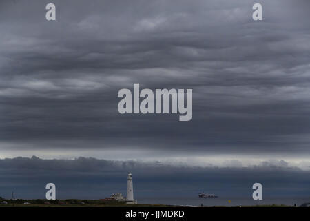 Sturm Wolken über Str. Marys Leuchtturm in Whitley Bay direkt an der nordöstlichen Küste wie die unruhige Wetter anhält. Stockfoto