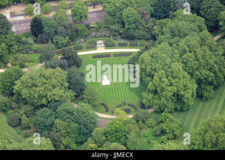 Eine Luftaufnahme des Buckingham Palace Gardens, mit der Waterloo-Vase sichtbar auf dem Rasen Stockfoto