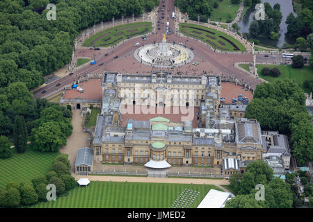 Eine Luftaufnahme von der Rückseite des Buckingham Palace mit dem Albert Memorial und oben auf der Mall sichtbar Stockfoto