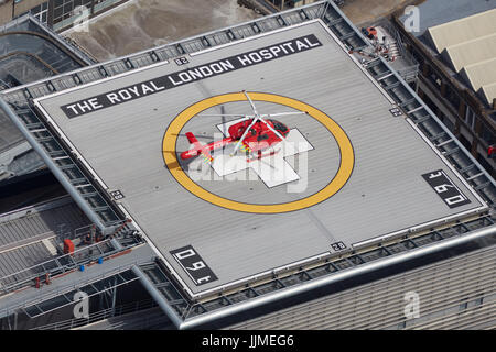 Londoner Air Ambulance MD 902 Explorer G-LNDN auf dem Hubschrauberlandeplatz auf dem Dach des Royal London Hospital Stockfoto