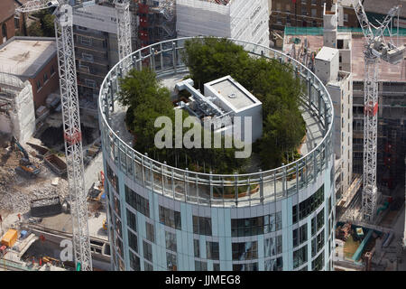 Eine Nahaufnahme Luftaufnahme des Daches der Vauxhall Sky Gardens, eine Wohnsiedlung in Nine Elms, Battersea. Stockfoto