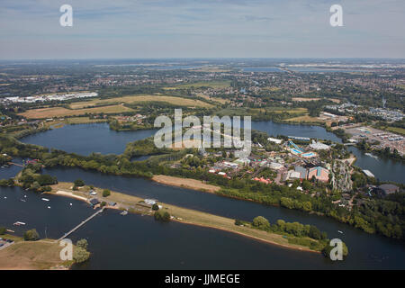 Eine Luftaufnahme von Thorpe Park Resort und Umgebung Stockfoto