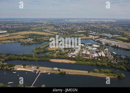 Eine Luftaufnahme von Thorpe Park Resort und Umgebung Stockfoto