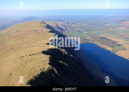 Eine Luftaufnahme Suche entlang der Wastwater Geröllhalden mit Wastwater und den Lake District darüber hinaus sichtbar in der Ferne Stockfoto