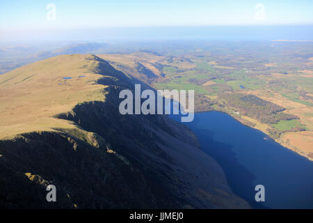 Eine Luftaufnahme Suche entlang der Wastwater Geröllhalden mit Wastwater und den Lake District darüber hinaus sichtbar in der Ferne Stockfoto