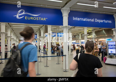 Eurostar International Departures Bahnhof Kings Cross St. Pancras, London Stockfoto