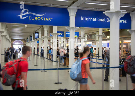 Eurostar International Departures Bahnhof Kings Cross St. Pancras, London Stockfoto