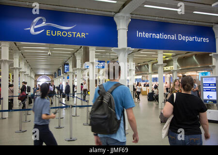 Eurostar International Departures Bahnhof Kings Cross St. Pancras, London Stockfoto