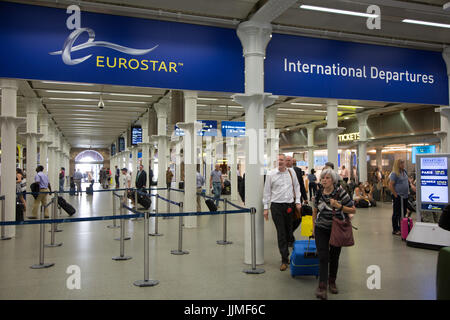 Eurostar International Departures Bahnhof Kings Cross St. Pancras, London Stockfoto