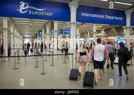 Eurostar International Departures Bahnhof Kings Cross St. Pancras, London Stockfoto