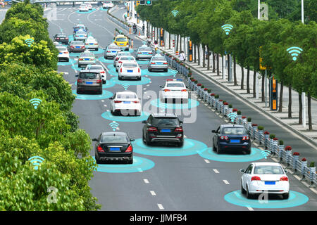 Smart Auto (HUD) und autonome selbstfahrenden Modus Fahrzeug mit grafischen Sensorsignal Metro City unterwegs. Stockfoto