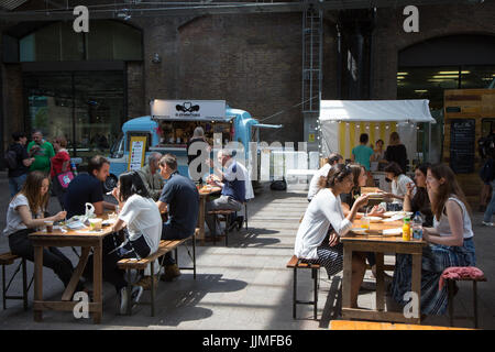 Baldachin-Markt, Kings Cross. Junge Menschen, die Straße Essen Stockfoto