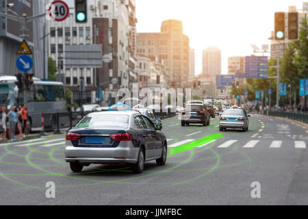 Smart Auto (HUD) und autonome selbstfahrenden Modus Fahrzeug mit grafischen Sensorsignal Metro City unterwegs. Stockfoto