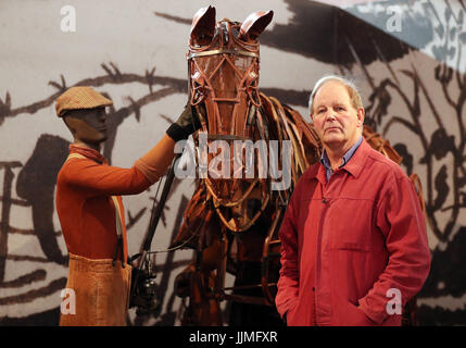 Der Autor und Dramatiker Michael Morpurgo, der vor allem für Kinderromane wie war Horse bekannt ist, eröffnet die Ausstellung Michael Morpurgo: A Lifetime in Stories im V&A Museum of Childhood, London. Stockfoto