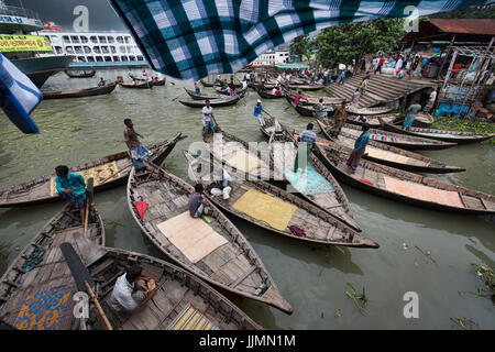 Ruderboote am Fluss Buriganga, Dhaka, Bangladesch Stockfoto