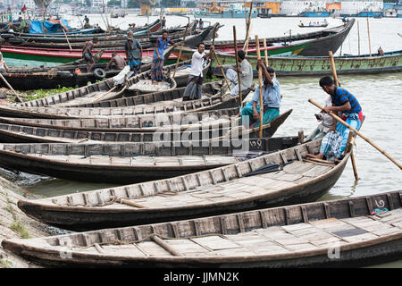 Ruderboote am Fluss Buriganga, Dhaka, Bangladesch Stockfoto