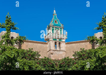 Schöne Aussicht. Turm des Kloster von Valldemossa in der Sierra de Tramuntana Gebirge mit Park. Stockfoto