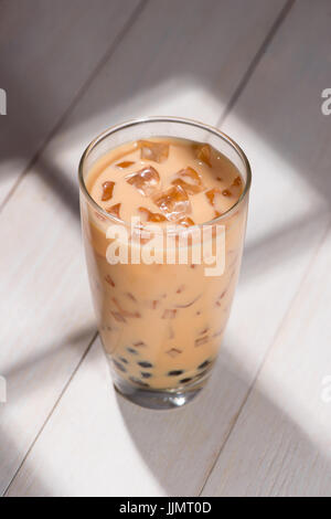 Boba / Bubble Tea. Hausgemachte Schokolade Milchtee mit Perlen auf Holztisch. Stockfoto