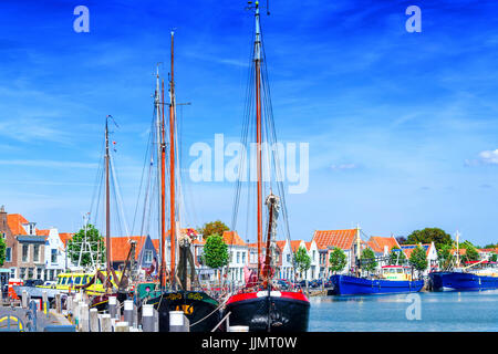 Niederländische flache Boote, Segelboote in einem Hafen in Holland Ziereksee. Provinz Zeeland, Niederlande. Stockfoto