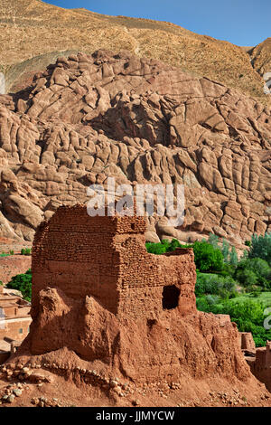 Kasbah vor spektakulären Felslandschaft des hohen Atlas-Gebirges in Gorges de Dades, Ait Ouglif, Marokko, Afrika Stockfoto