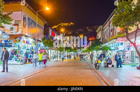 ALANYA, Türkei - 8. Mai 2017: Der Spaziergang im großen Basar, voll von interessanten Geschäften, Souvenir Stände, snack-Bars und Tavernen, am 8. Mai in der Türkei zu fischen. Stockfoto