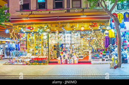 ALANYA, Türkei - 8. Mai 2017: Die große Auswahl an Souvenirs, Geschenke und arabischen Leuchten im Shop der Grand Bazaar, am 8. Mai in der Türkei. Stockfoto