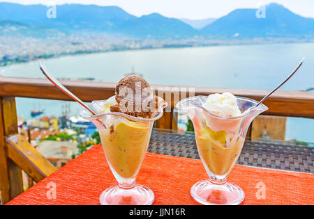 Die leckeren türkischen Dondurma Eis in zwei Glasschalen mit Küste und Taurusgebirge im Hintergrund, Türkei. Stockfoto